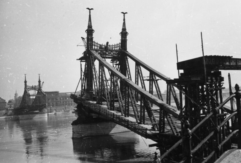 Black and white photograph from 1946 showing the damaged Liberty Bridge being repaired at the Buda bridgehead.
